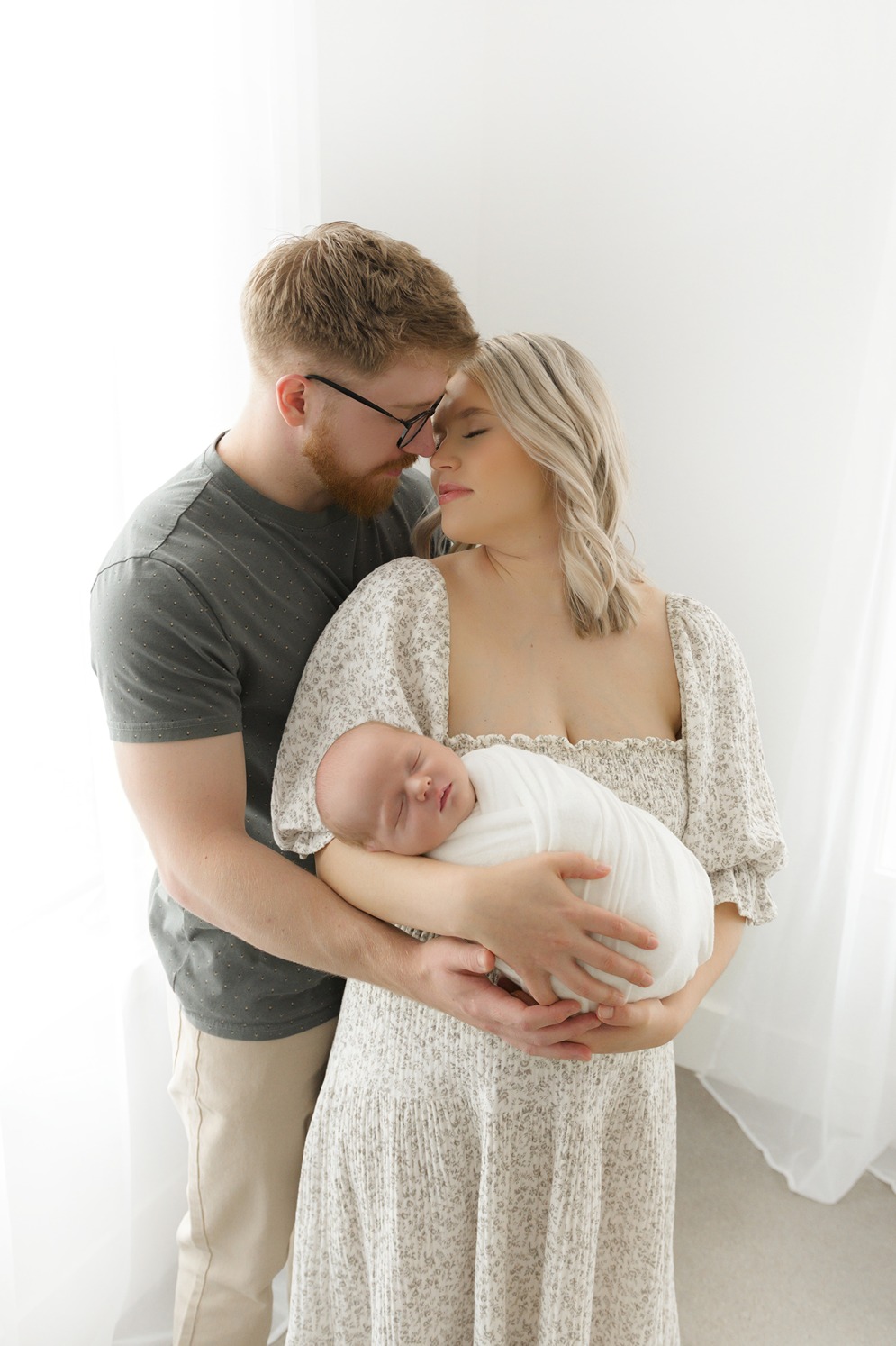 a mom and dad taking photos when to take newborn photos was best