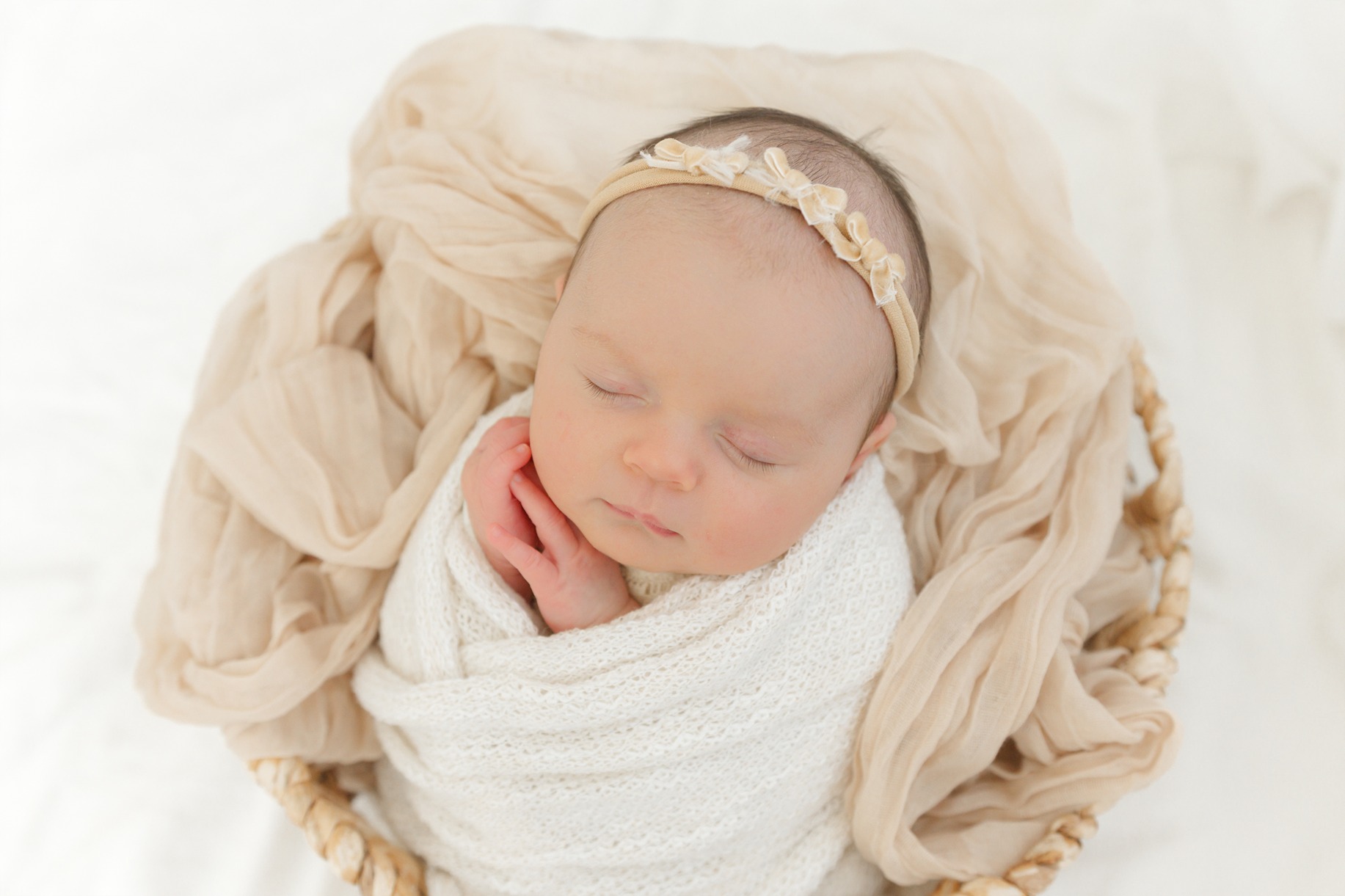 a photo session for newborn babies thats calm and relaxed