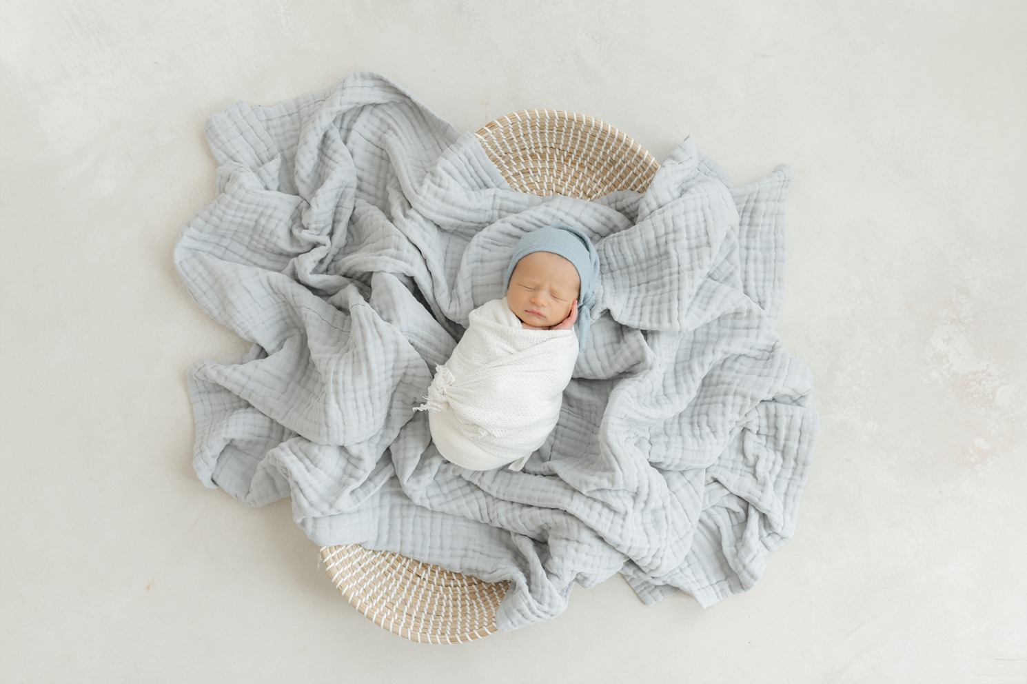 newborn sibling photos with baby