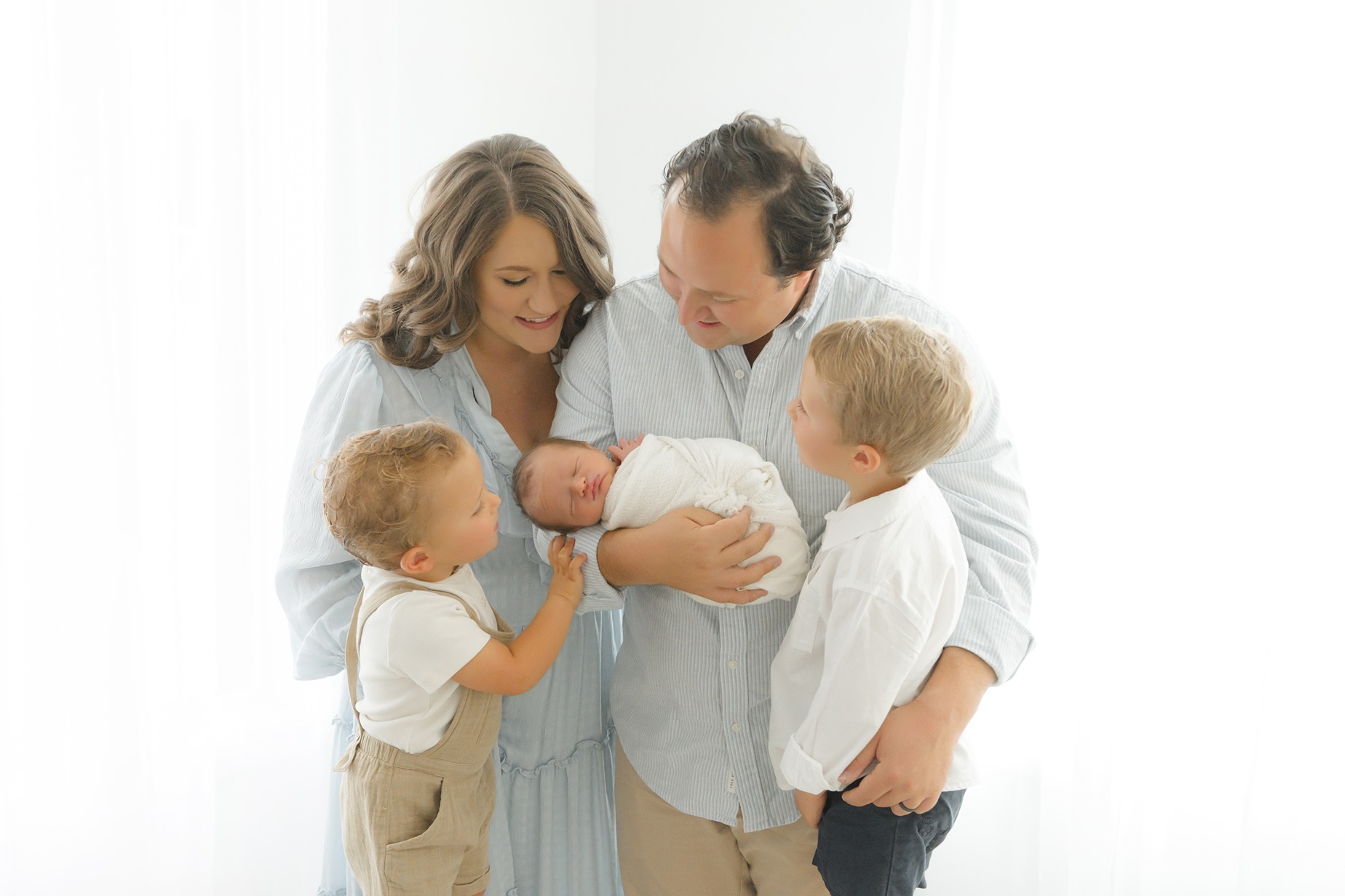 family newborn sibling photos with the family