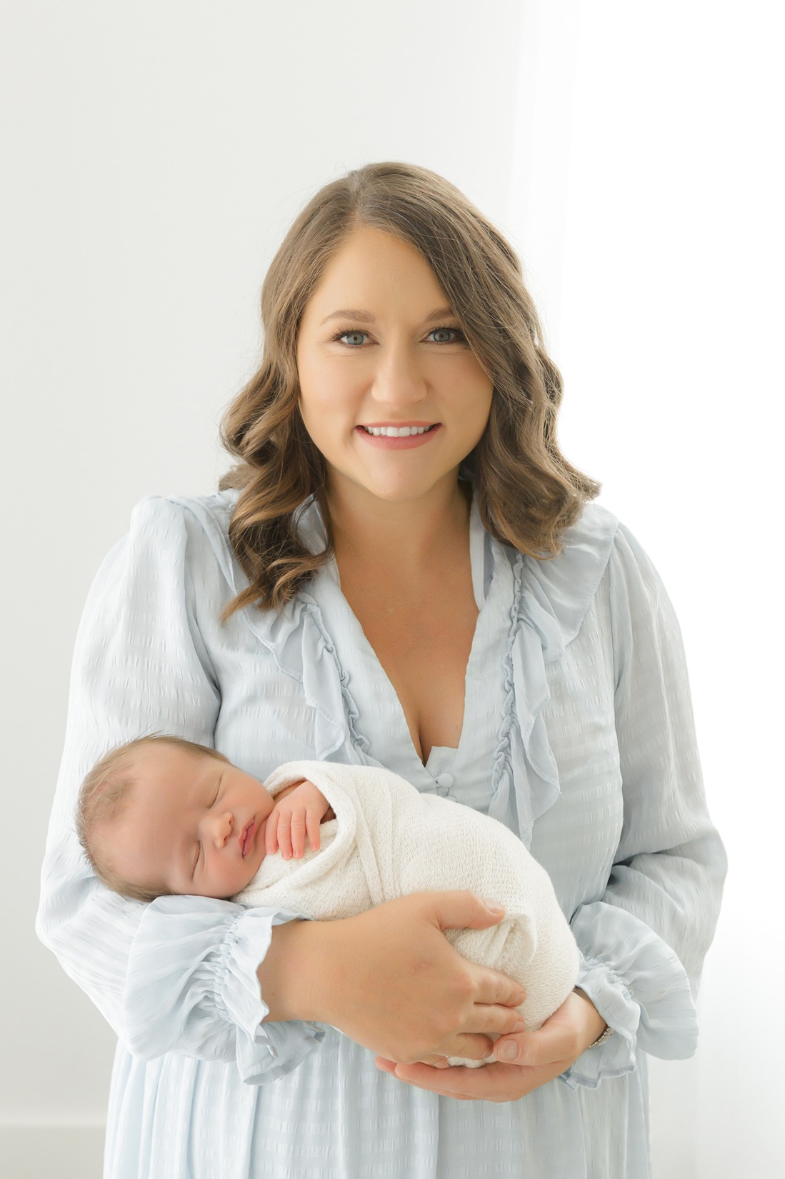 newborn and sibling photo ideas with mom