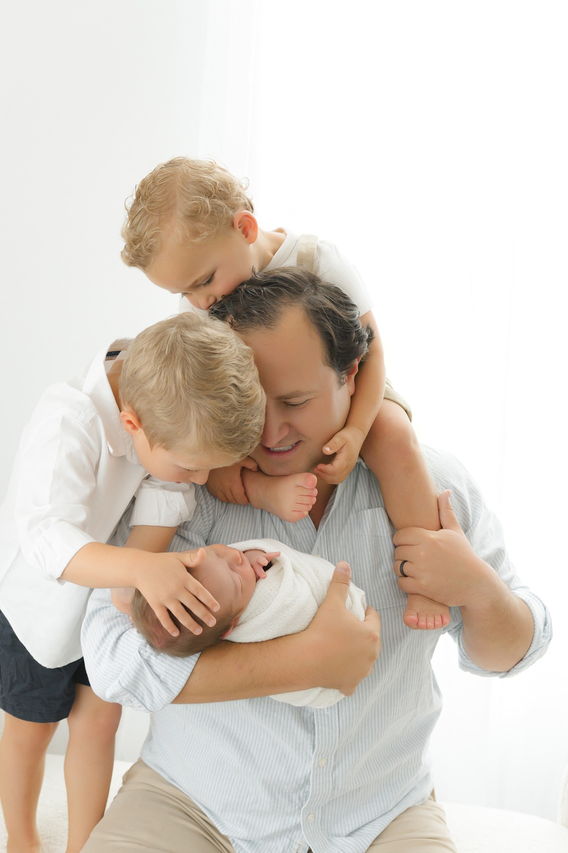 newborn and sibling photoshoot with dad