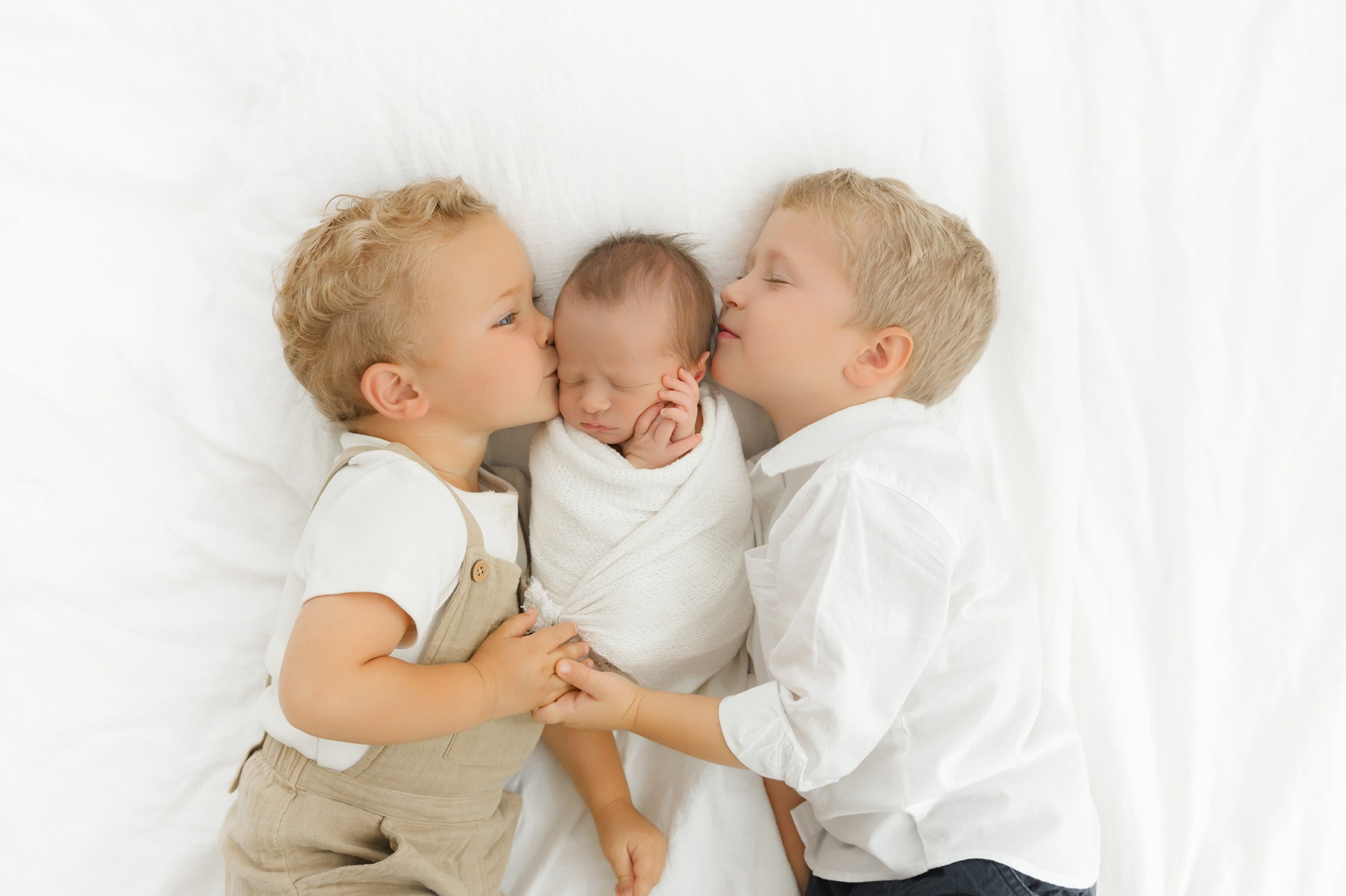 newborn pics with siblings