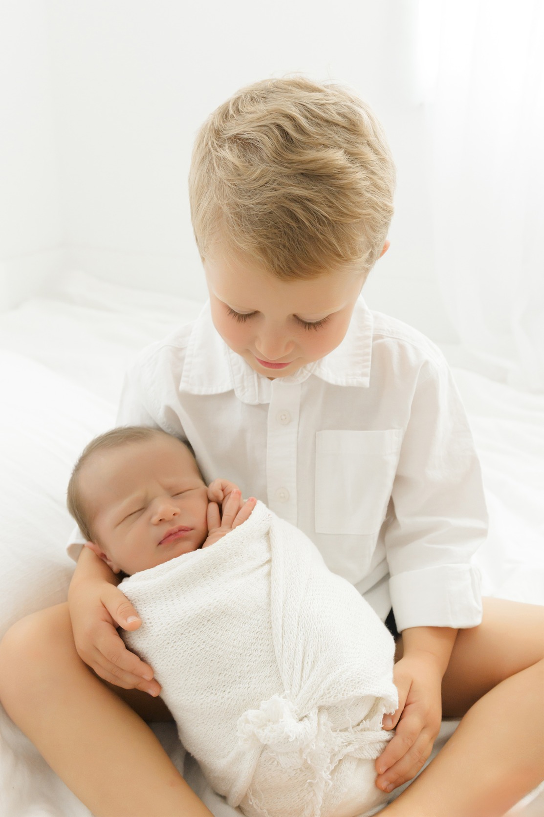 newborn pictures with siblings