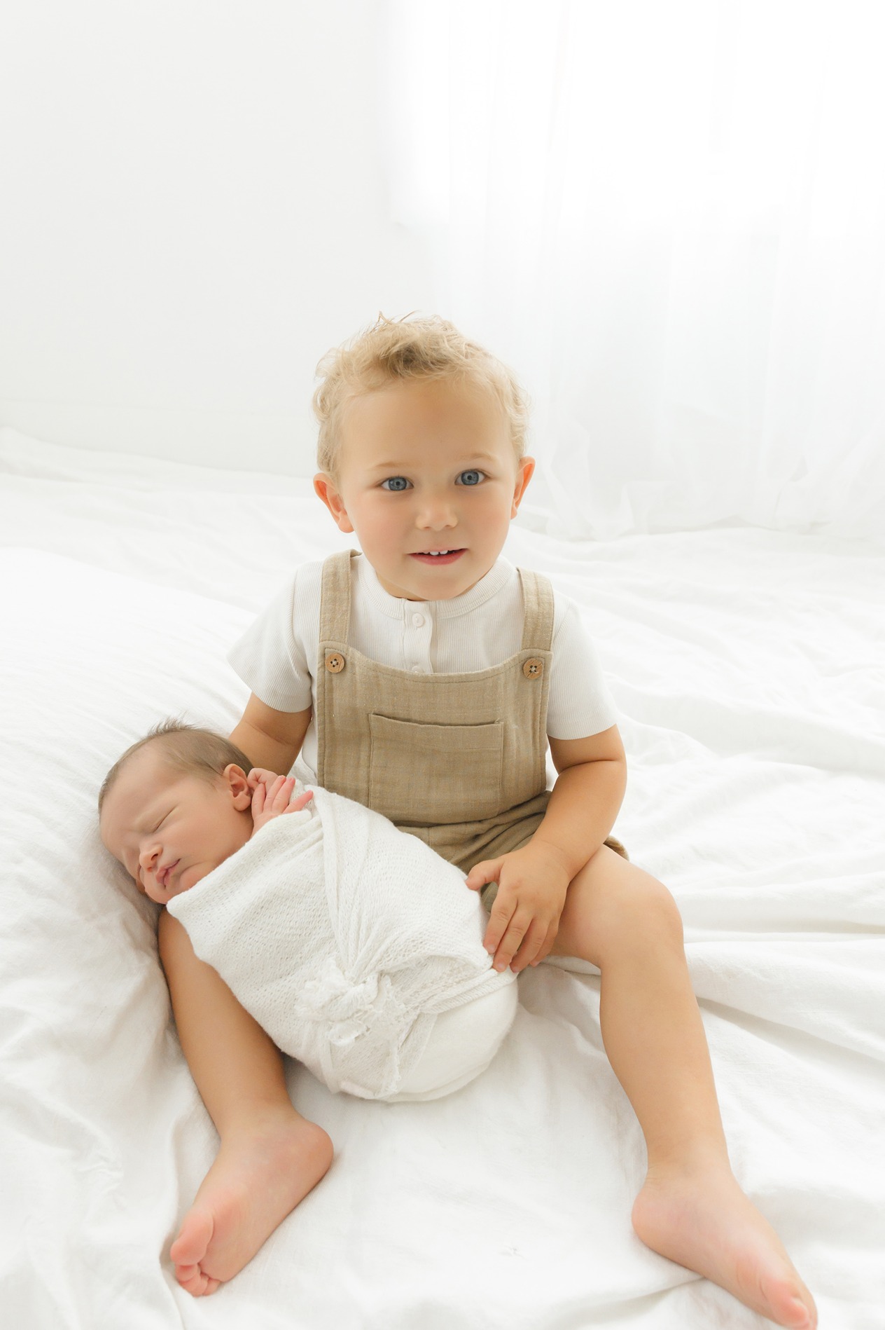 newborn pictures with siblings