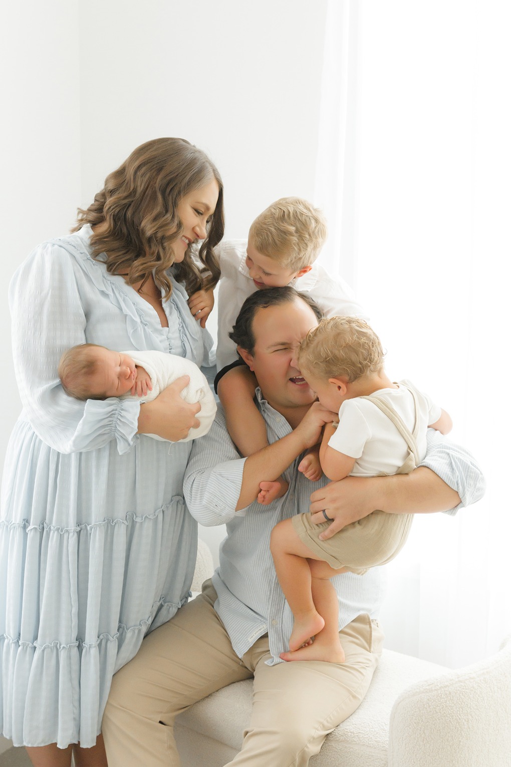 newborn sibling photos with the whole family