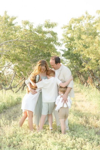 peach tree photos with the kids hugging mom and dad